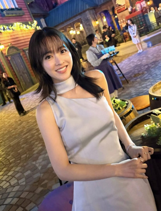 朴宝英亮相香港迪士尼乐园，为新剧《黄金之地》造势，“人间芭比”造型引热议